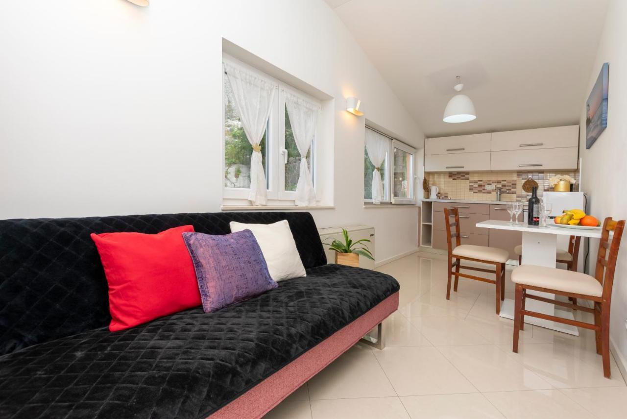 Apartments Villa White House Омиш Экстерьер фото