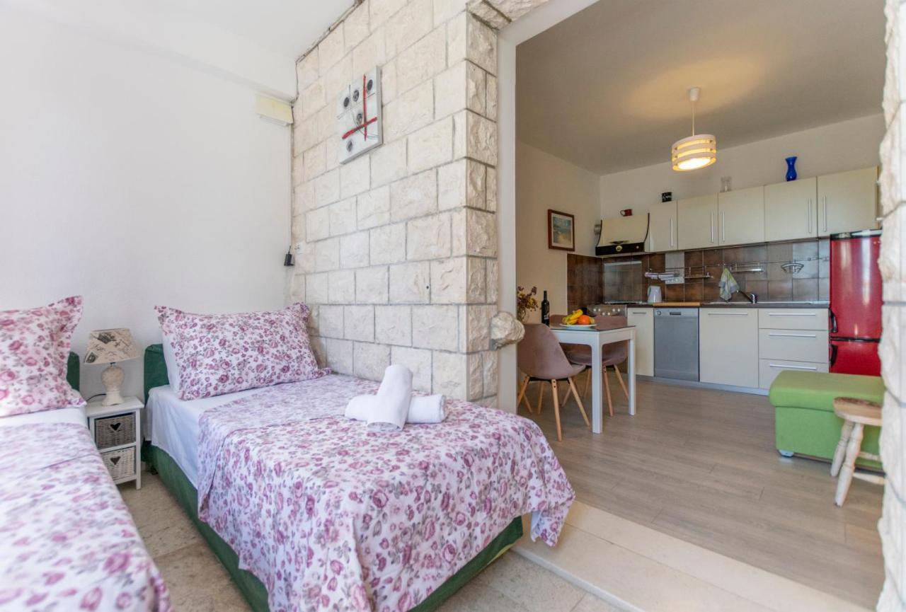 Apartments Villa White House Омиш Экстерьер фото