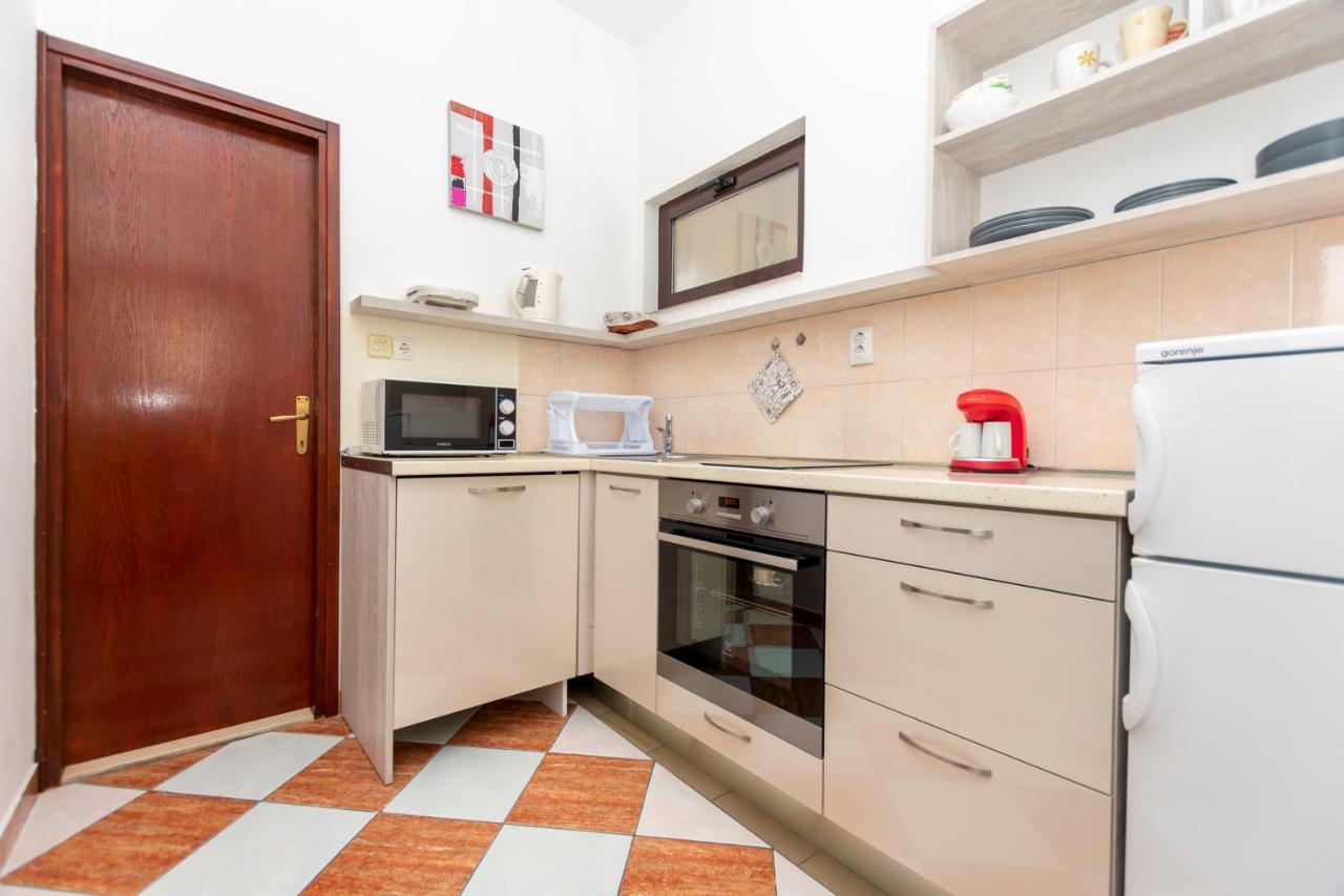 Apartments Villa White House Омиш Экстерьер фото