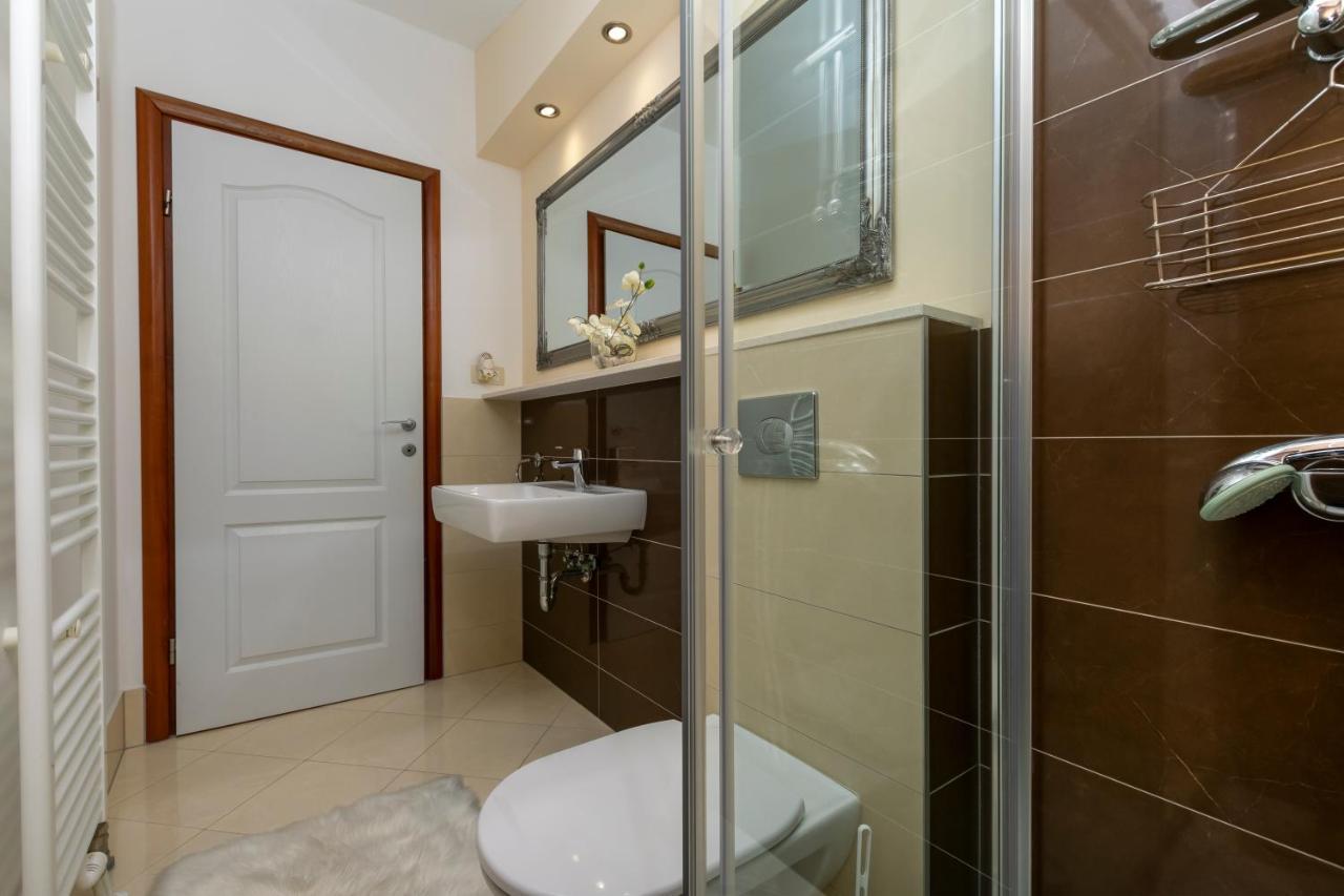 Apartments Villa White House Омиш Экстерьер фото