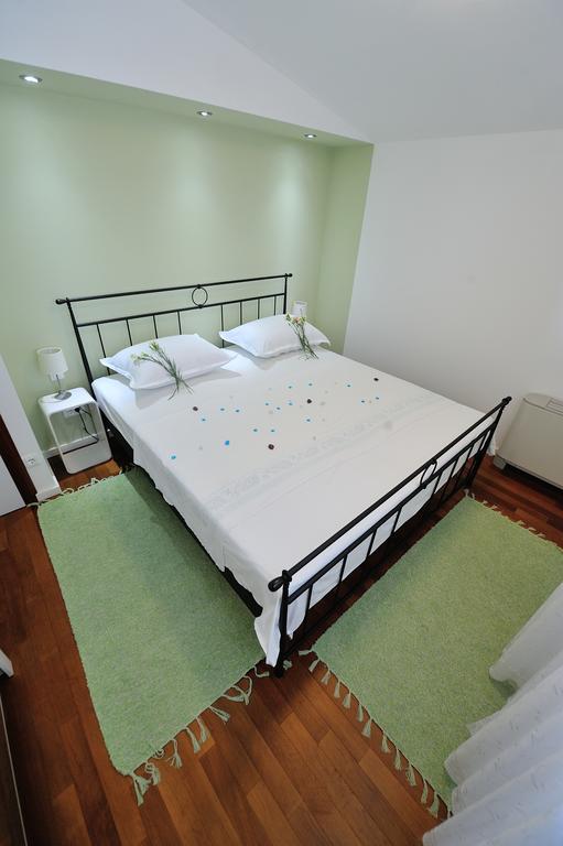 Apartments Villa White House Омиш Номер фото